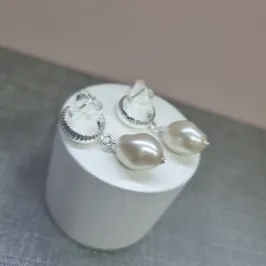 BRINCO PRATA ARGOLA PÉROLA BARROCA