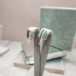 BRINCO PRATA ARGOLA TRIANGULO CHAP