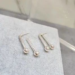 BRINCO PRATA DOIS PINOS BOLA