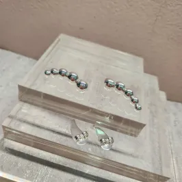 BRINCO PRATA EAR CUFF BOLAS