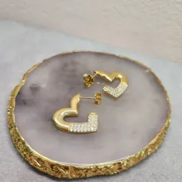 BRINCO OURO MEIA ARGOLA CORAÇÃO ZIRC