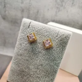 BRINCO OURO QUADRADO CRISTAL Z