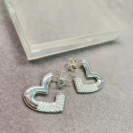 BRINCO PRATA MEIA ARGOLA CORAÇÃO ZIRC