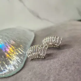 BRINCO PRATA CONCHA PONTOS DE LUZ