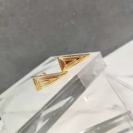 BRINCO OURO TRIANGULO DESENHADO