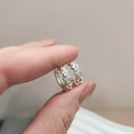 BRINCO PRATA ARGOLA ESTRELAS M