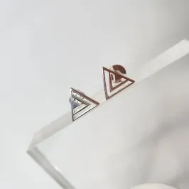 BRINCO PRATA TRIANGULO VAZADO