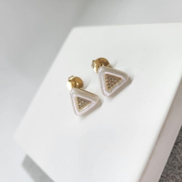 BRINCO OURO TRIANGULO MADREPÉROLA V  ZIRC