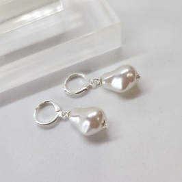 BRINCO PRATA PÉROLA AMASSADA