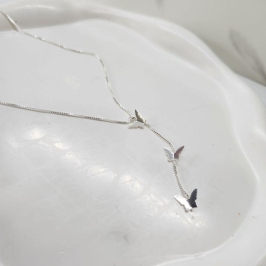 COLAR PRATA GRAVATINHA BORBOLETAS