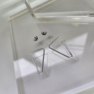 BRINCO AÇO ARGOLA TRIANGULO