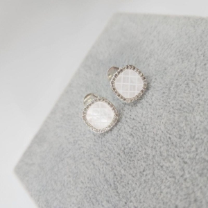 BRINCO PRATA QUADRADO MADREPÉROLA ZIRC