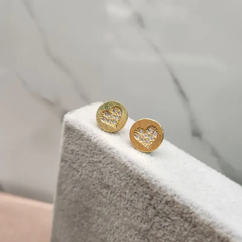 BRINCO OURO MOEDA CORAÇÃO