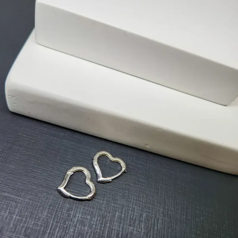 BRINCO PRATA ARGOLA CORAÇÃO P
