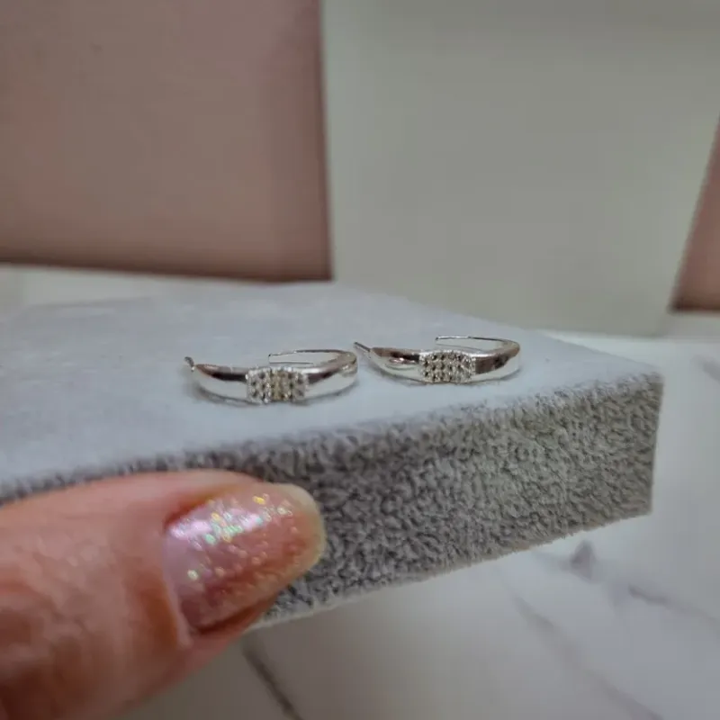 BRINCO PRATA ARGOLA LISA FUNDO ZIRC