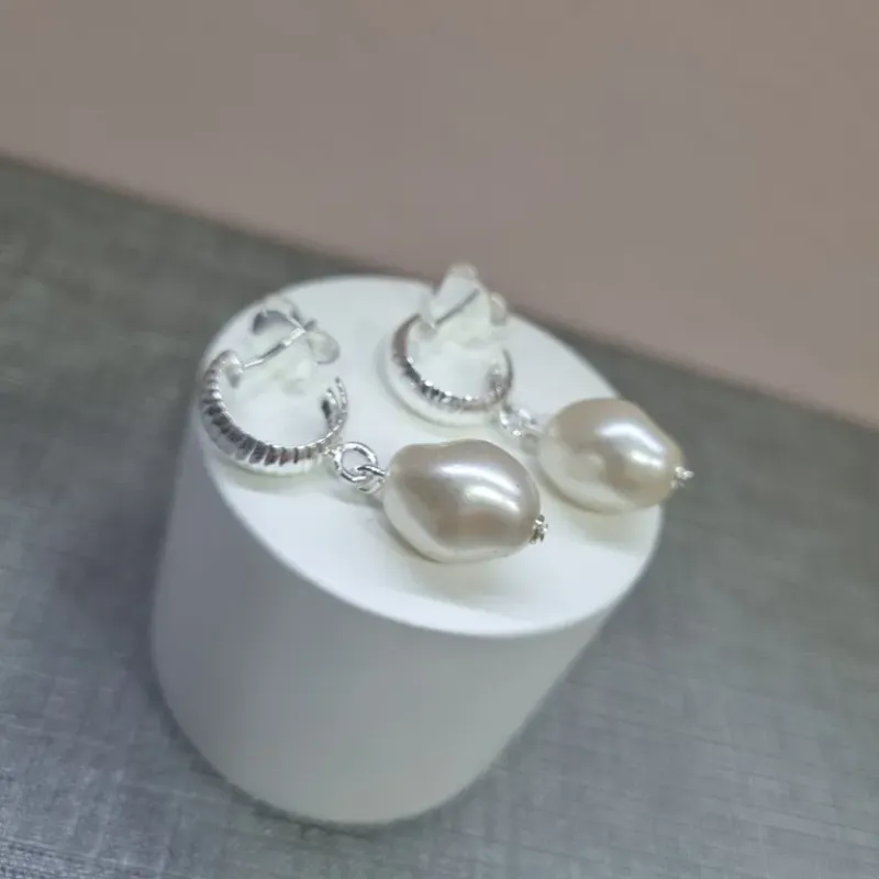 BRINCO PRATA ARGOLA PÉROLA BARROCA