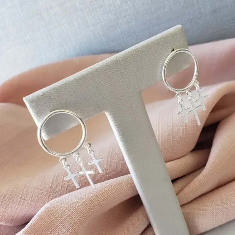 BRINCO PRATA CIRCULO 3 CRUZ