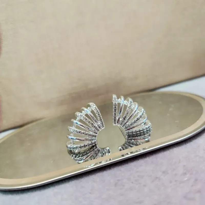 BRINCO PRATA CONCHA ZIRCONIAS