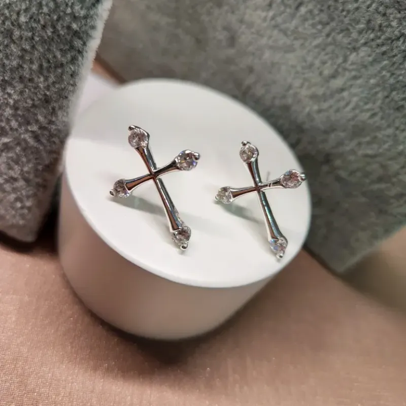 BRINCO PRATA CRUZ 3 PONTOS DE LUZ