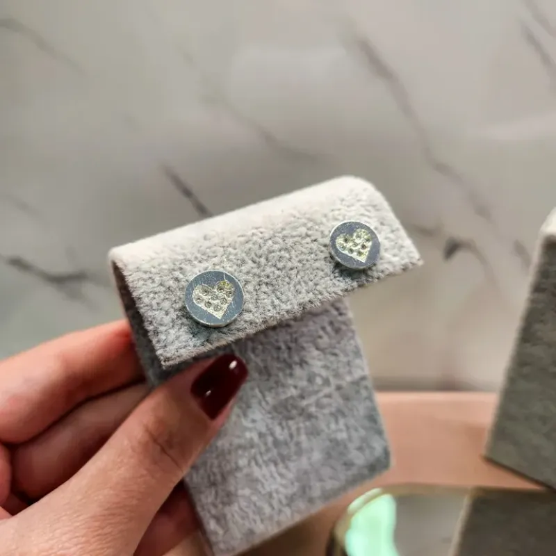 BRINCO PRATA MOEDA CORAÇÃO