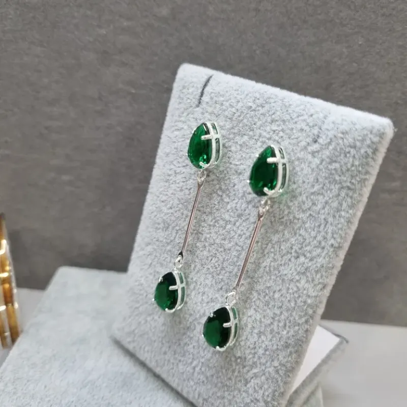 BRINCO PRATA PINO ESMERALDA GOTA