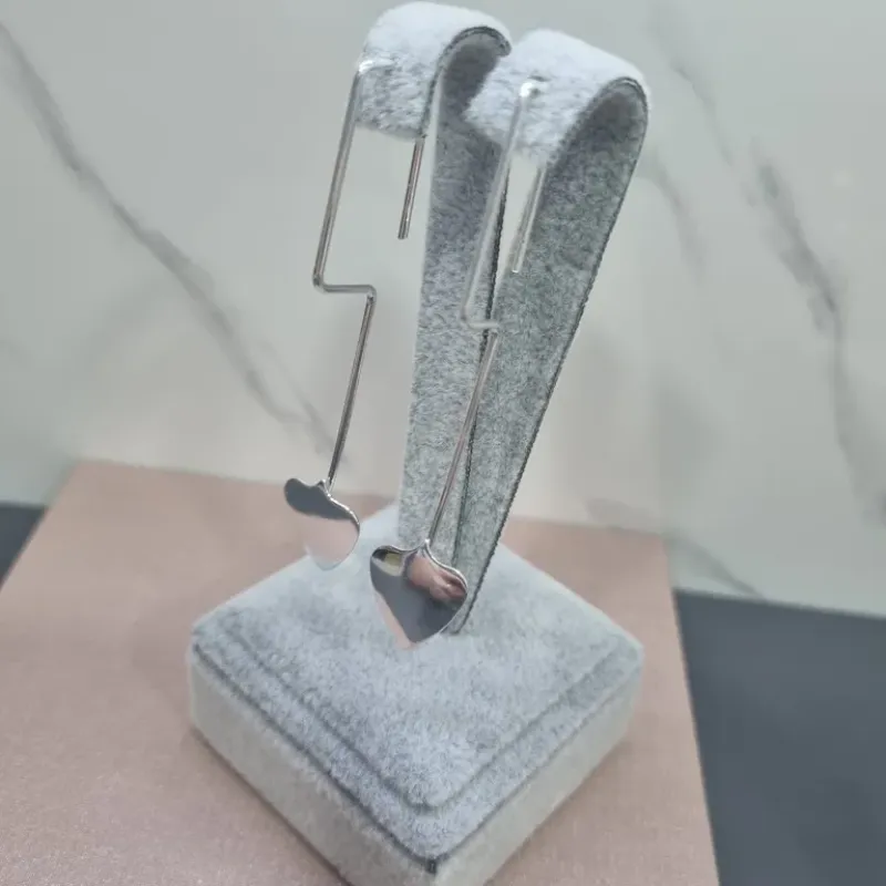 BRINCO PRATA PONTA CORAÇÃO