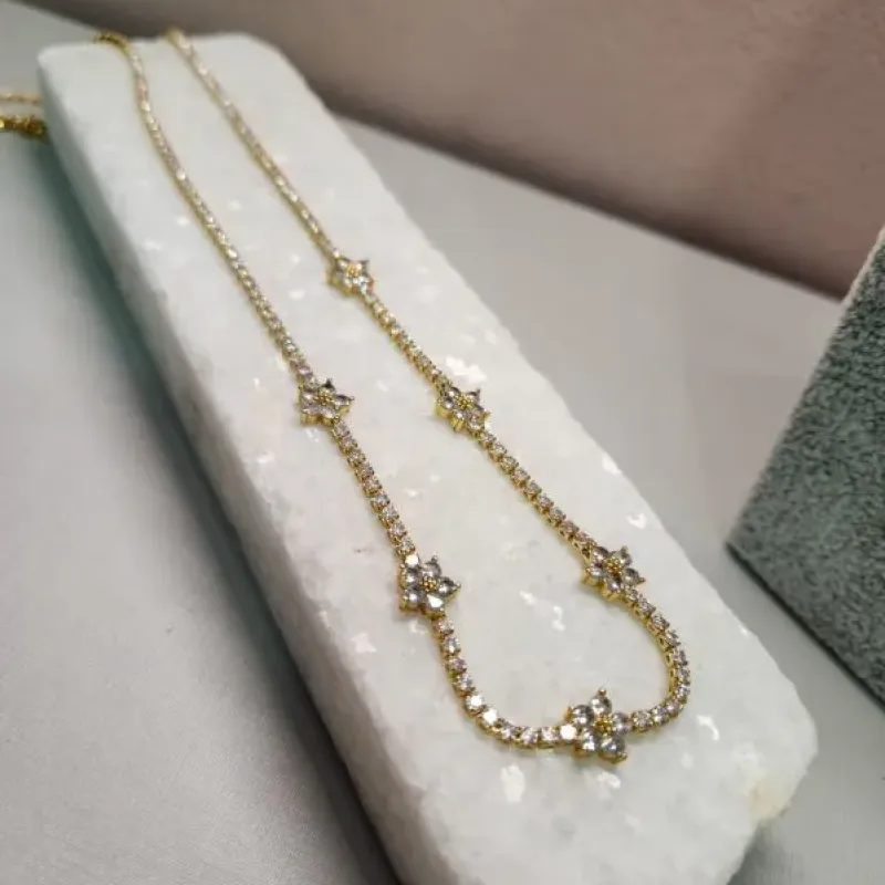 COLAR OURO RIVIERA FLOR ZIRC BRANCAS