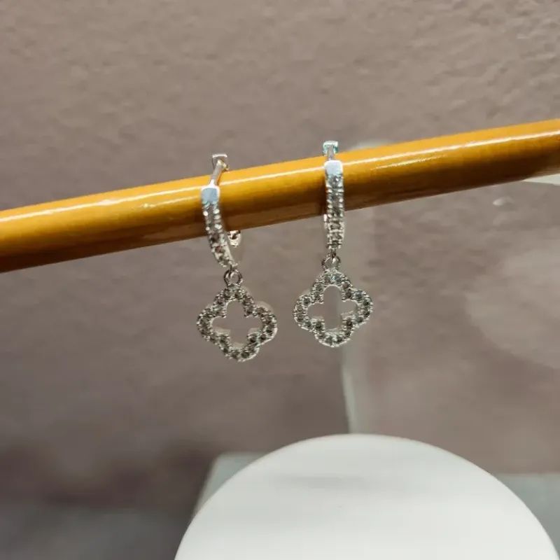 BRINCO PRATA ARGOLINHA FLOR VAZ ZIRC