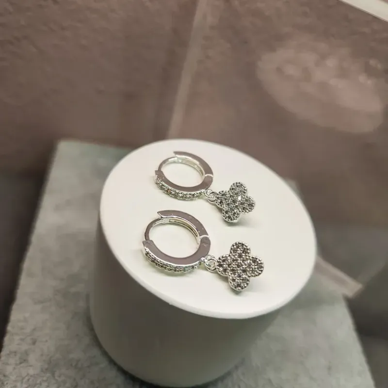 BRINCO PRATA ARGOLINHA FLOR ZIRC