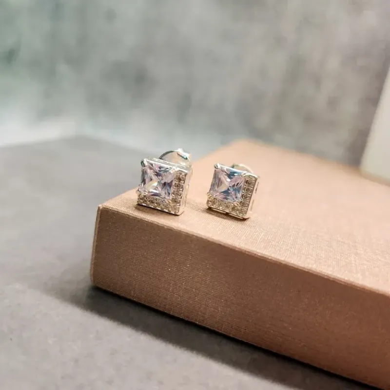 BRINCO PRATA QUADRADO CRISTAL Z