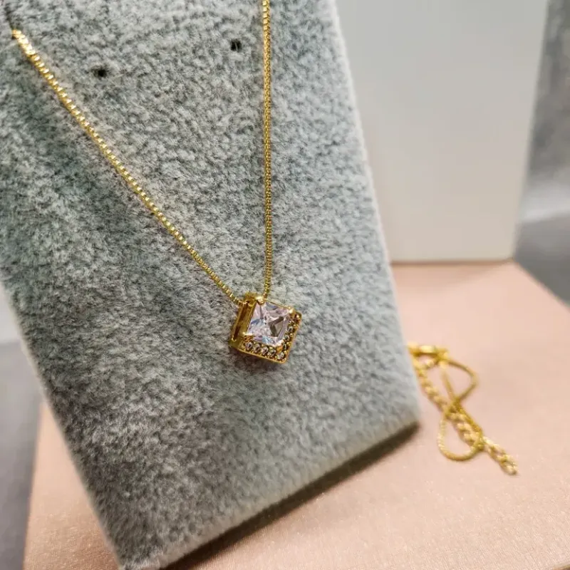 COLAR OURO QUADRADO CRISTAL Z