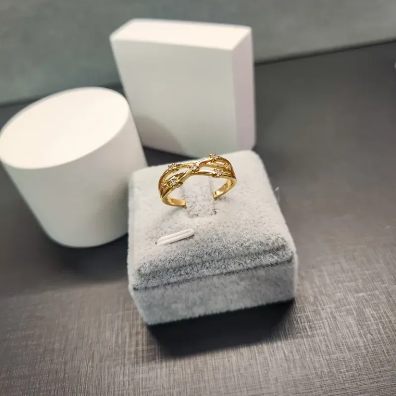 ANEL OURO ENTRELAÇADO BRANCA