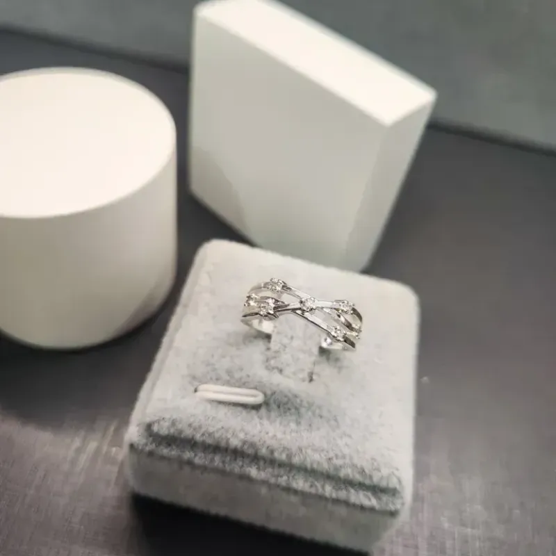 ANEL PRATA ENTRELAÇADO BRANCA