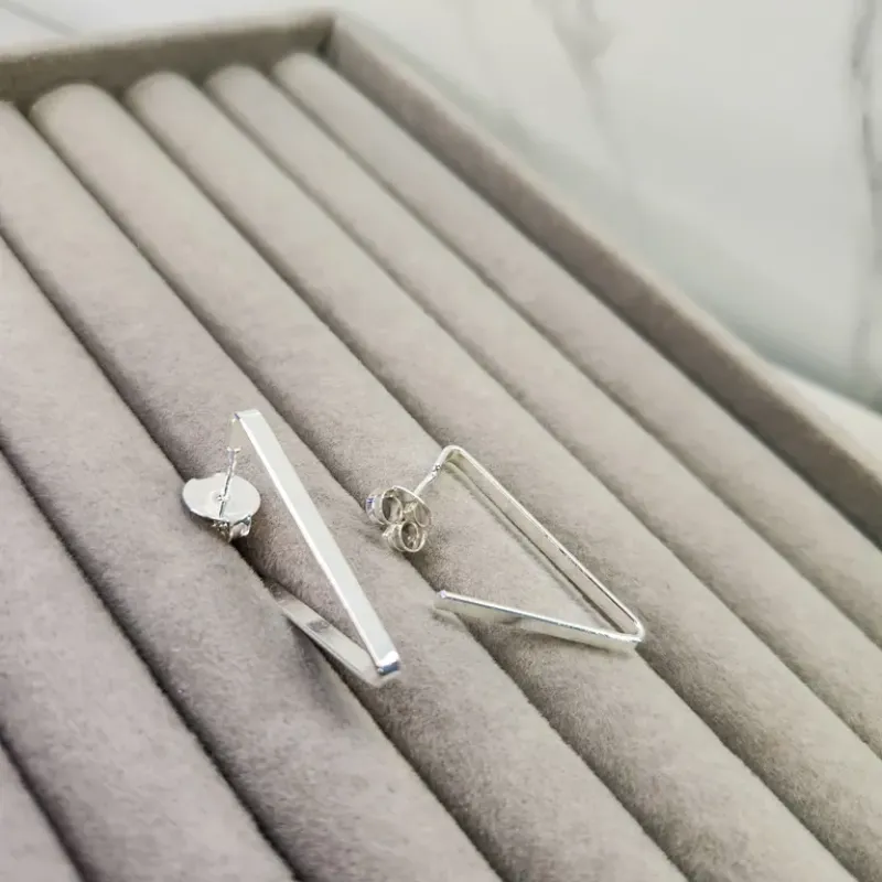 BRINCO PRATA ARGOLA TRIANGULO M