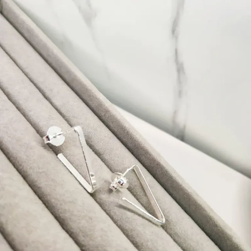 BRINCO PRATA ARGOLA TRIANGULO P