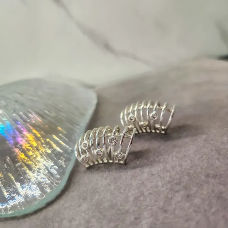 BRINCO PRATA CONCHA PONTOS DE LUZ