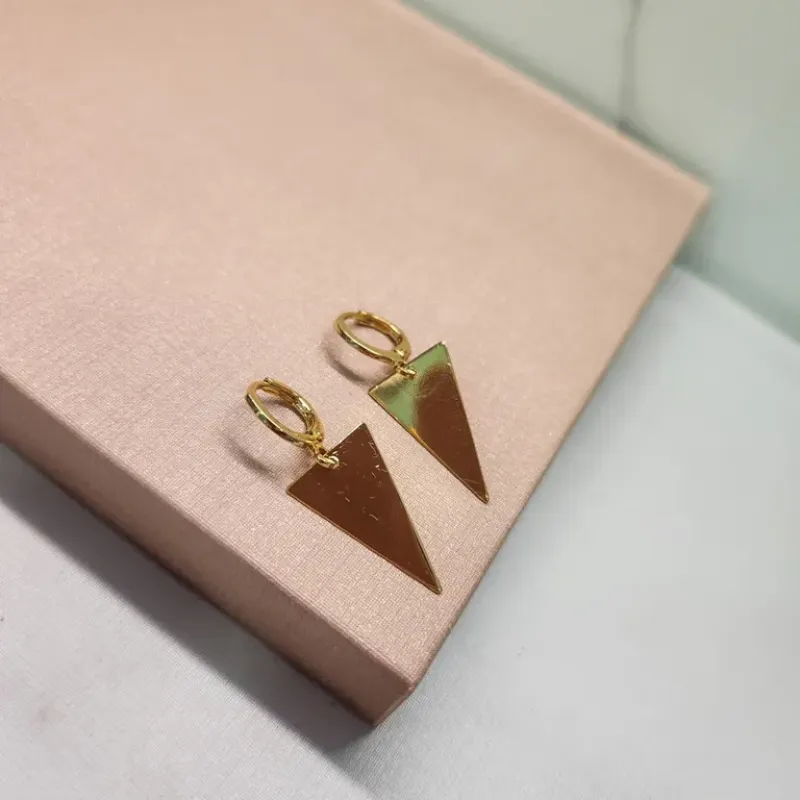 BRINCO OURO ARGOLA TRIANGULO