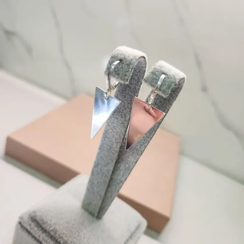 BRINCO PRATA ARGOLA TRIANGULO