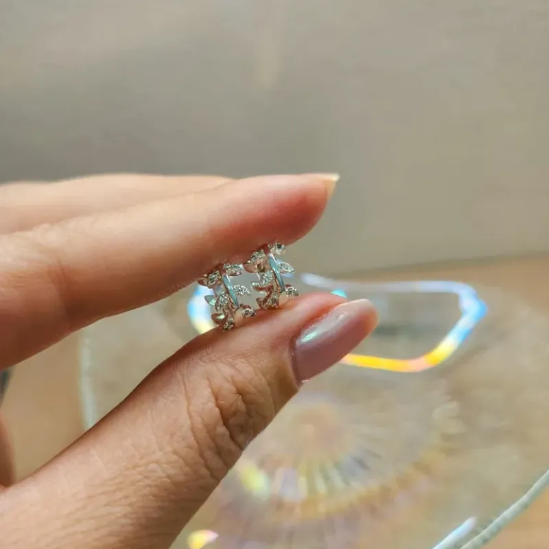 BRINCO PRATA ARGOLINHA FOLHINHAS ZIRC