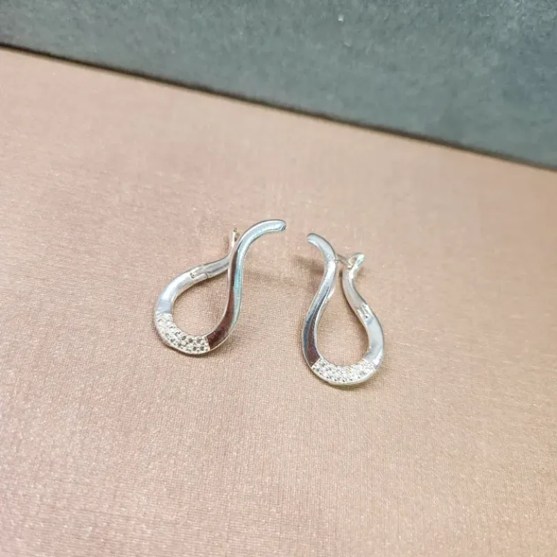 BRINCO PRATA OITO ZIRC