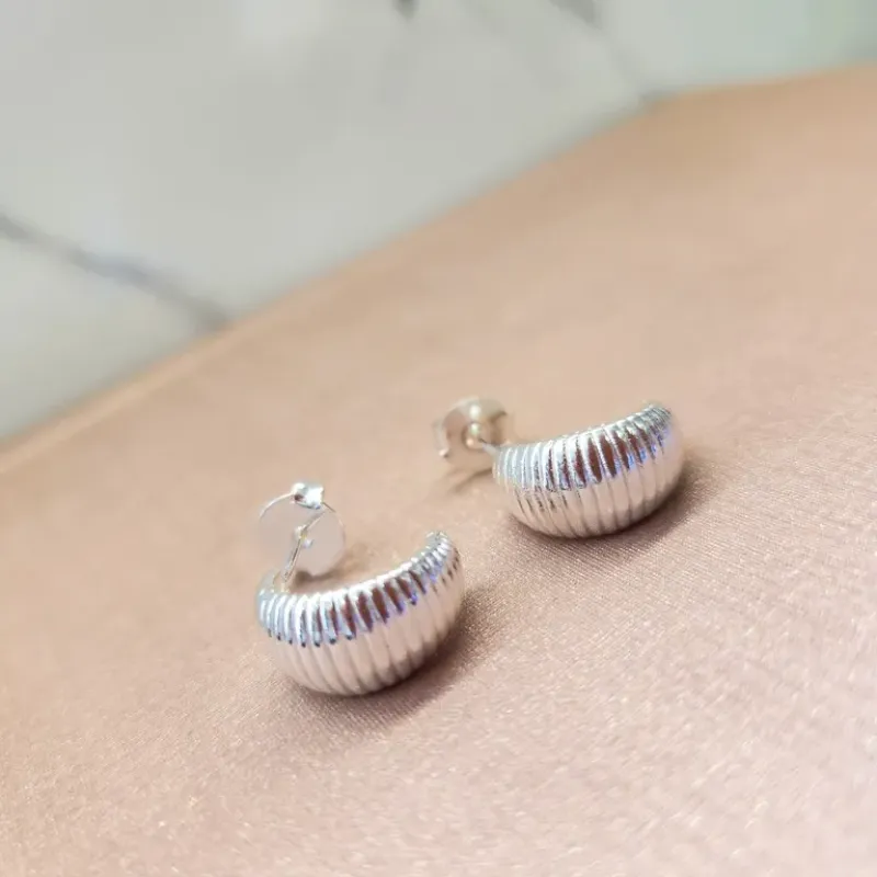 BRINCO PRATA MEIA ARGOLA TATU