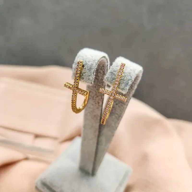 BRINCO ARGOLA OURO PINO CRUZ Z