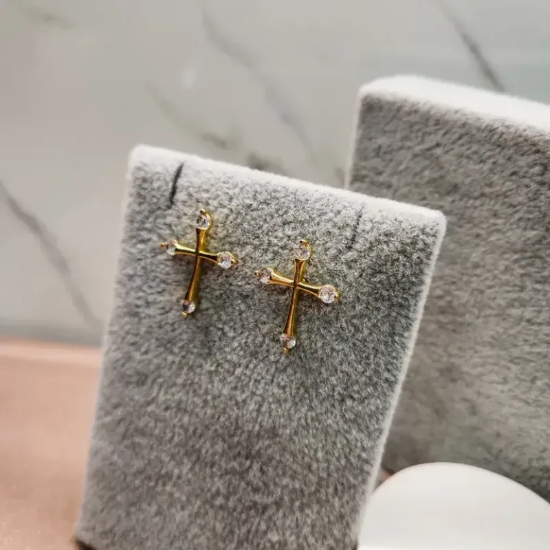 BRINCO OURO CRUZ 3 PONTOS DE LUZ