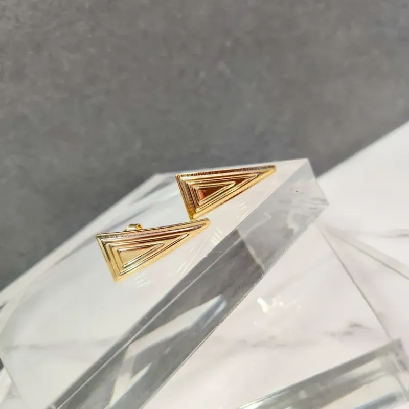 BRINCO OURO TRIANGULO DESENHADO