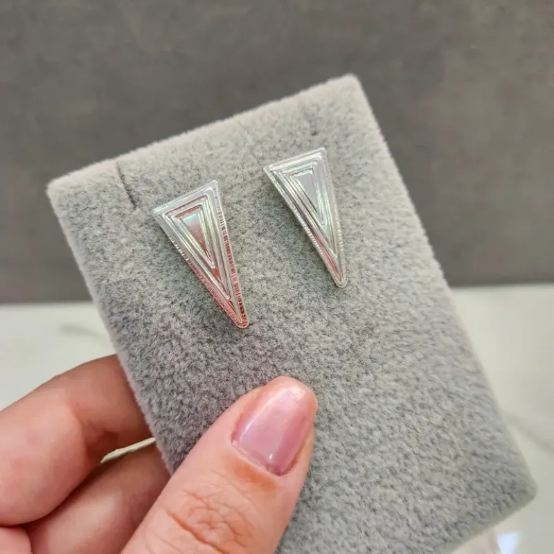 BRINCO PRATA TRIANGULO DESENHADO