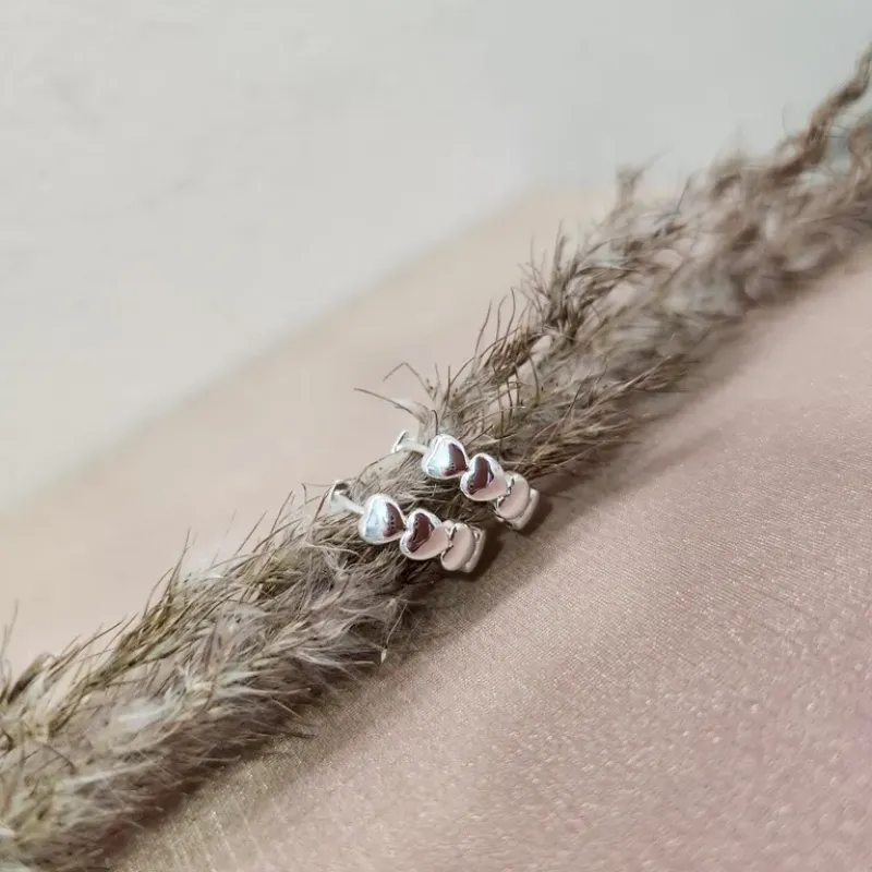 BRINCO PRATA ARGOLA CORAÇÕES M