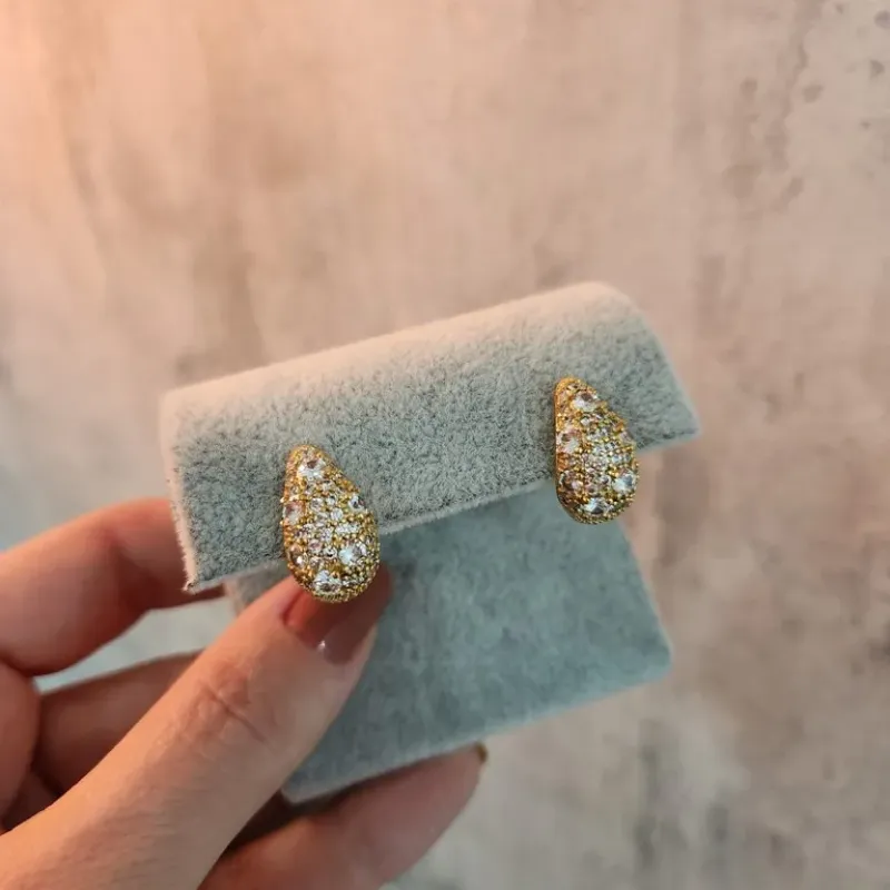 BRINCO OURO GOTA CRAVEJADA COM ZIRC