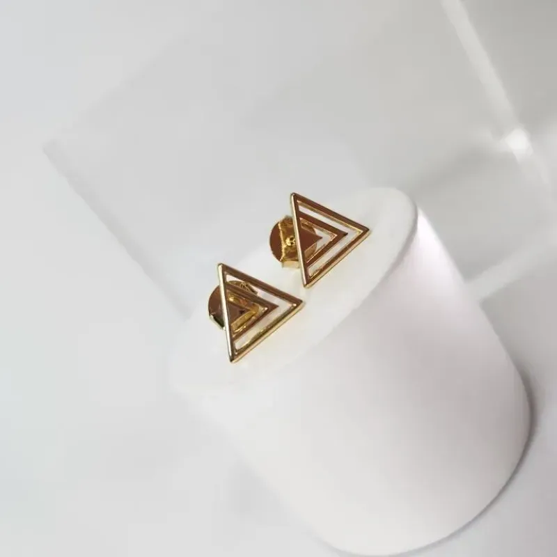 BRINCO OURO TRIANGULO VAZADO