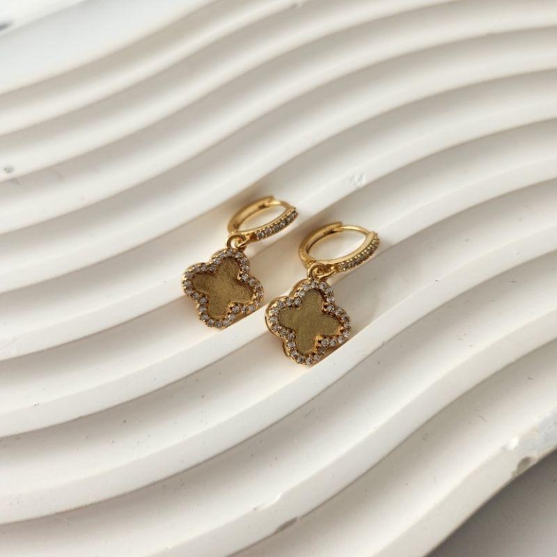 BRINCO OURO ARGOLA TREVO ZIRC