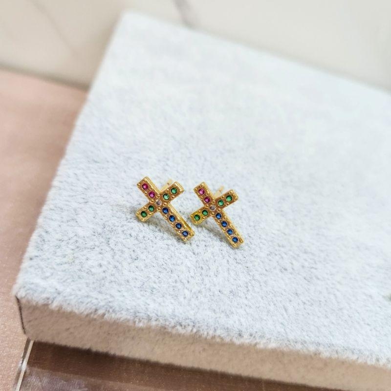 BRINCO OURO CRUZ COLOR